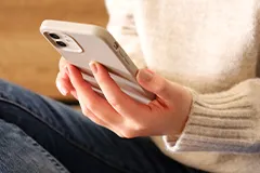 スマートフォンを持つ手