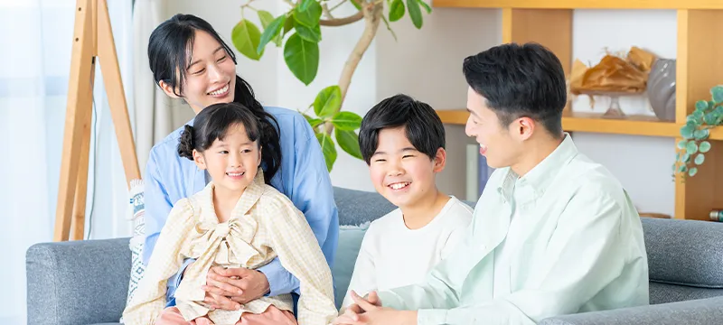 ソファに座る4人家族